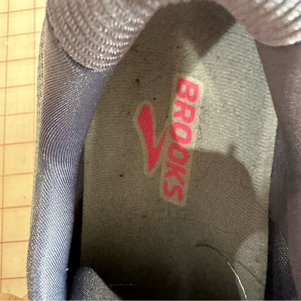 Brooks Womens running shoes in Grey and Pink Size 9 Medium - Picture 6 of 8